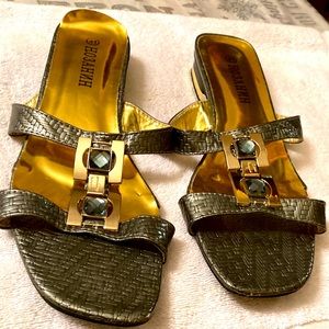 H03AHNH sandal’s size 11 slides on diamond design silver 1” inch heel w/gold